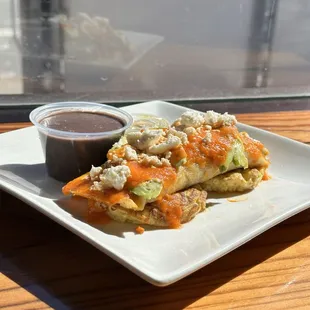 Tamale Supreme 
Chicken tamale, 2 eggs, tomato salsa, queso fresco, beans