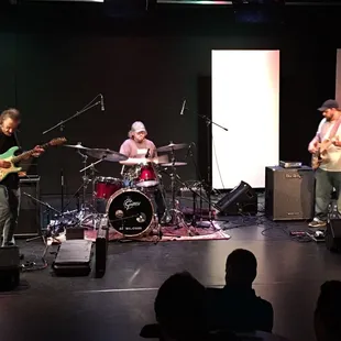 Scott Henderson&apos;s trio destroying Alvas&apos; Showroom with Travis Carlton on Bass and Alan Hertz on drums.  Fantastic band!