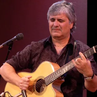 GRAMMY Award winning guitarist, Laurence Juber (formerly with WIngs), performs at Alva&apos;s Showroom