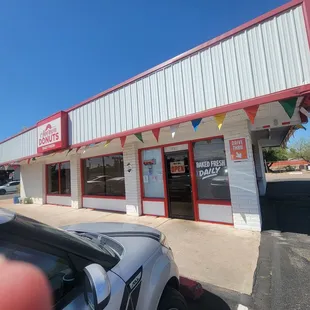 Front of Alvernon Donuts
