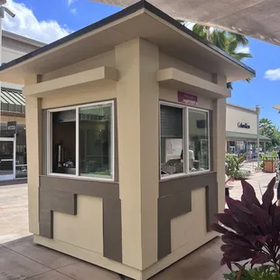 This little hut in center court has bomb-ass lumpia