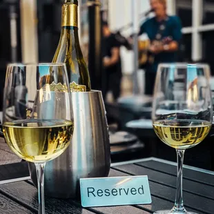 Live music every Friday &amp; Saturday night