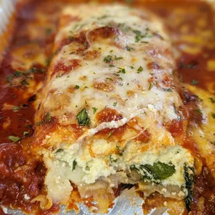 Manicotti: Crepe filled with ricotta, mozzarella, romano and spinach, with marinara and melted mozzarella. Loved this the most, I'm glad the
