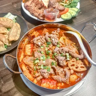 Spicy oil soup hotpot