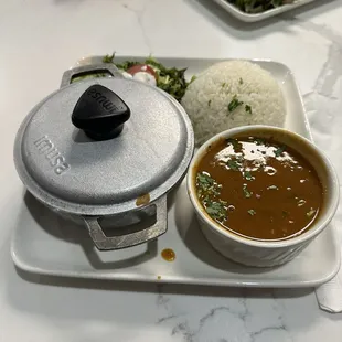 Carne guisada con arroz blanco y habichuelas