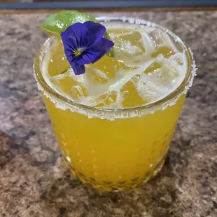 a close up of a margarita