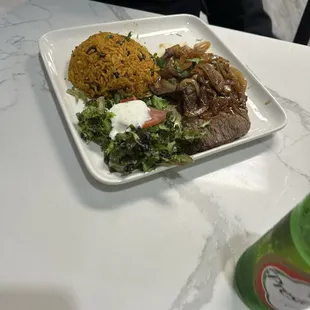 Bistec encebollado