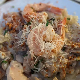 a plate of pasta with shrimp and mushrooms