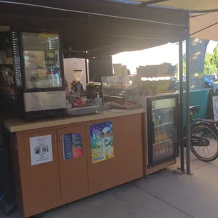 Exterior pic of Amalo&apos;s coffee cart and location tucked in by the library