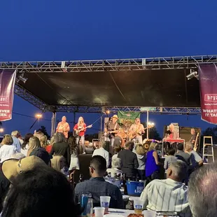 McGuffey Lane is playing!