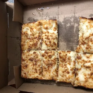 I had The BBQ Pizza and an order of cheese bread. It was amazing!