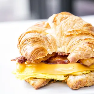 a croissant sandwich on a plate