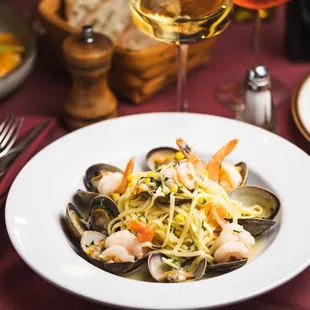 Linguine Vongole: A delectable mix of Manila clams, sweet corn, and shrimp in a delicate white wine sauce.