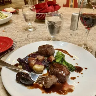 Elk with broccoli and fingerling potatoes. The elk was too tough to enjoy. I don't recommend getting this. Order something else.