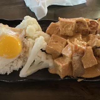 Vegan Thai Massaman Tofu Rice ()