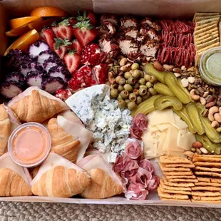 Amazing Graze Signature Box
Serves 6-10 Adults