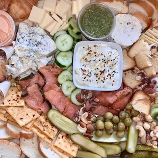 Amazing Graze Signature Box * Smoked Salmon Add-on
Serves 6-10 Adults