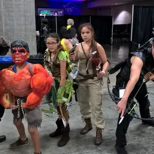 Tauriel showed up and took a group photo with these heroins.