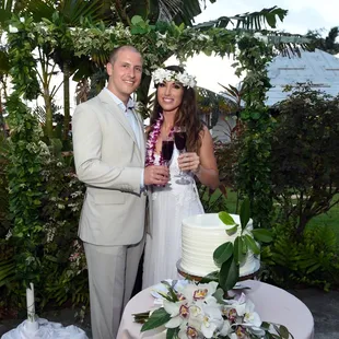 Amazing Hawaii Weddings at Waimanalo Beach Cottages  Photography Tommy de Harne