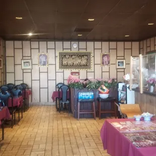 Take out window immediately to the right or sit down service.