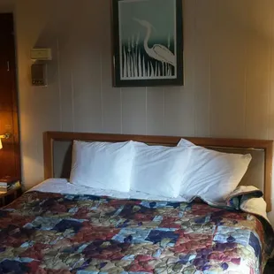 Room 08 is a bit better than 01 because it has a nicer bath and shower