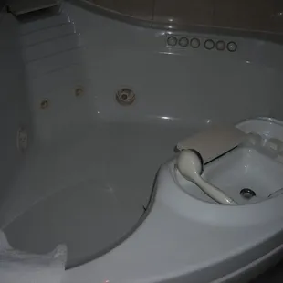 Heart-shaped jacuzzi in the Dickinson Room