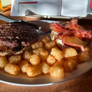 Black and Blue burger with tots.
