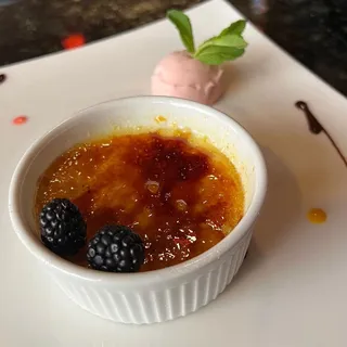 Big Brulee Cheese Cake with Raspberry Coulis
