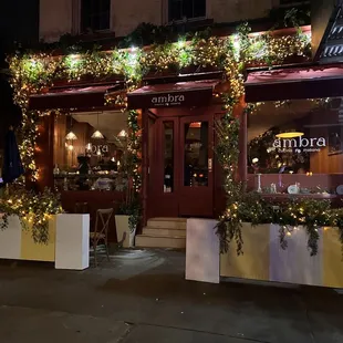 the outside of a restaurant