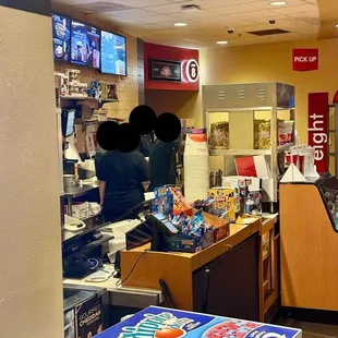 Plenty of staff on duty yet no one cleaning up ‍