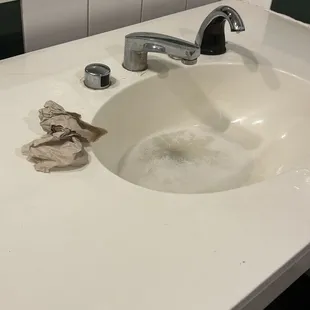 The sink don't work and have mold