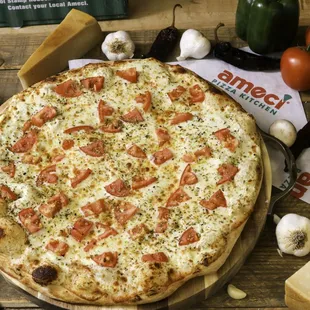 White Knight Pizza
(Ricotta, Mozzarella, Fresh Garlic, Oregano, &amp; Tomatoes)