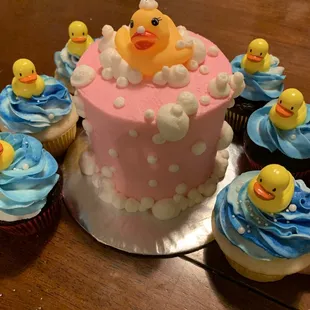 Cute smash cake with accompanying cupcakes!