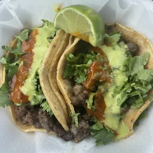 2 tacos de asada con las dos salsas