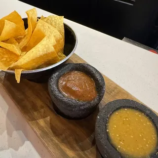 Molcajete Sauce 8 oz (RED) & Chips