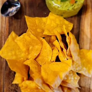 GUACAMOLE & CHIPS