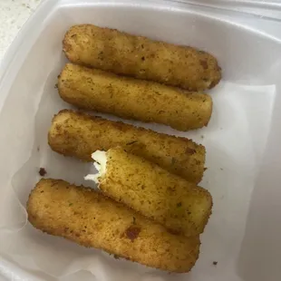 They didn&apos;t even send the sauce for the mozzarella sticks. You know salsa with the mozzarella sticks that&apos;s automatic.