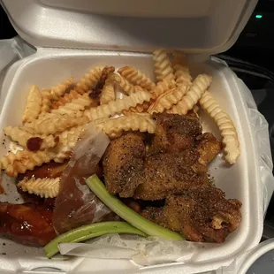 10 Buffalo Wings combo (honey bbq on the left and honey garlic on the right)