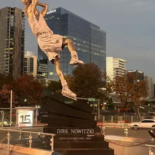 Dirk statue