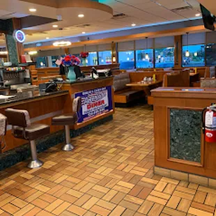 the interior of a fast food restaurant