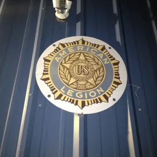 the emblem on the roof of a building