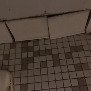 How&apos;s this  look to you...nice, right  Yuk...seriously American Motel. Open your pocket Mr. Owner....your place is gross