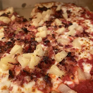 Bacon pineapple pizza