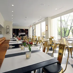 Bar goers mix, mingle and sip while also savoring fabulous Country Club Plaza views.