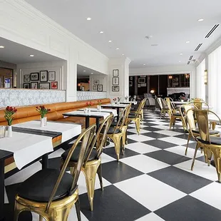 Whether for sipping or dining pleasure, American Slang offers a wide variety of seating styles and spaces.