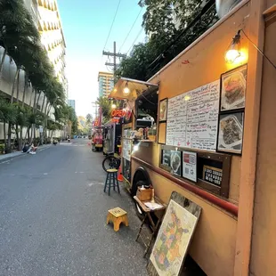 Cartwright is a small side street with a perfect view of Diamond Head&apos;s peak in the back.