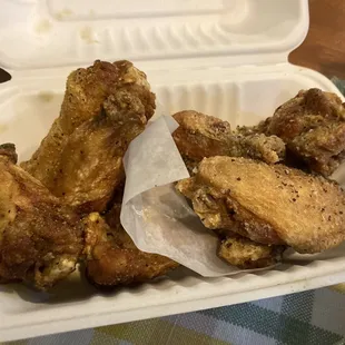 10 winds, 5 Lemmon pepper, 5 garlic Parmesan cheese. Wings were ok