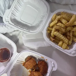 food, chicken wings and fried chicken