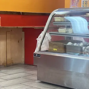 Broken dirty countertops. Cindiment cooler not turned in. Dressing was room-temperature.