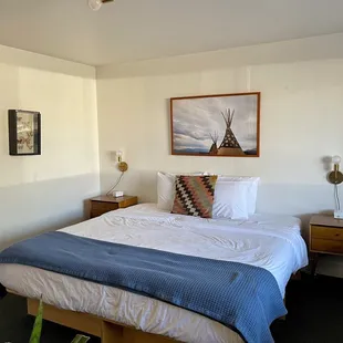 Queen bed (dogs jumped on before picture)